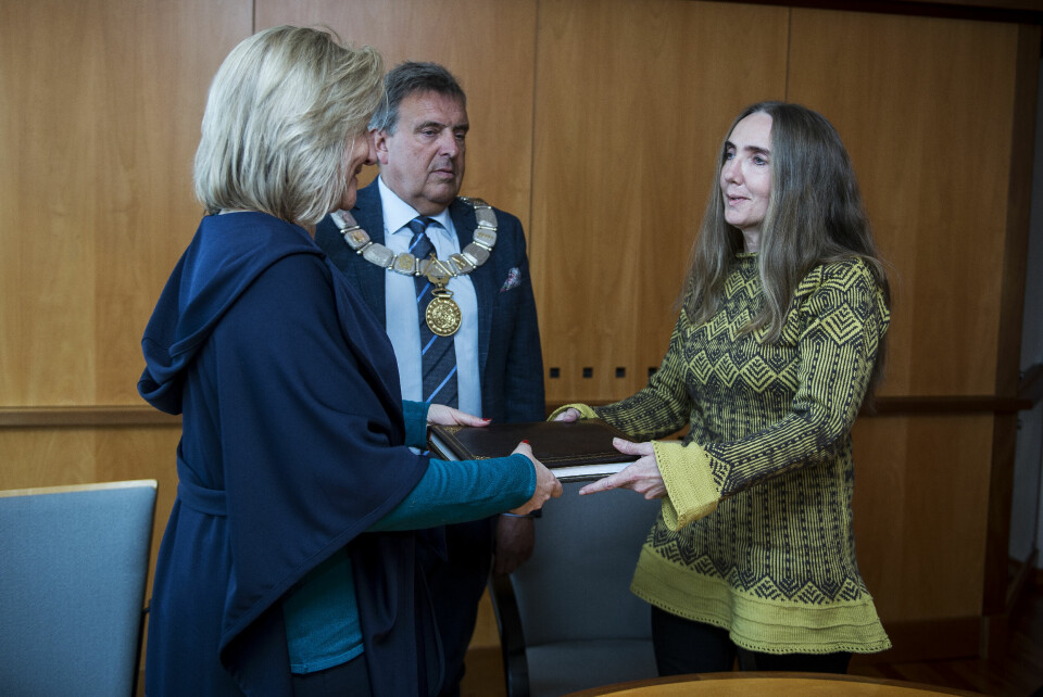 BRYNE: Mor til Maren Ueland, Irene Ueland (t.h.) tar i mot en kondolanseprotokoll fra den marokkanske befolkningen. Ambassadør Lamia Radi overekker protokollen med ordfører Reinert Kverneland til stede. Mor til Maren Ueland, Irene Ueland tar i mot en kondolanseprotokoll fra den marokkanske befolkningen. Ambassadør Lamia Radi overekker protokollen med ordfører Reinert Kverneland til stede.