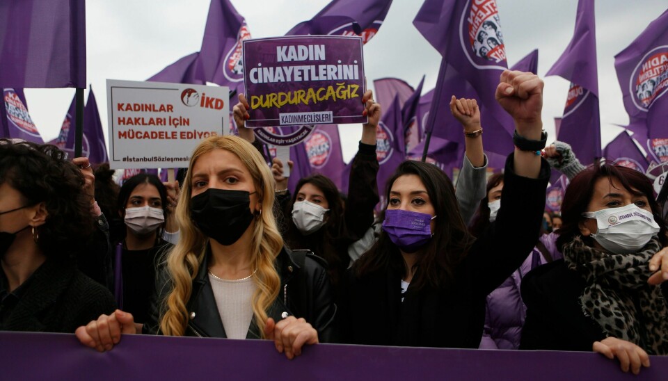 PROTEST: Demonstranter protesterer i Istanbul mot at Tyrkia trekkes ut av den europeiske konvensjonen for å beskytte kvinner mot vold.
