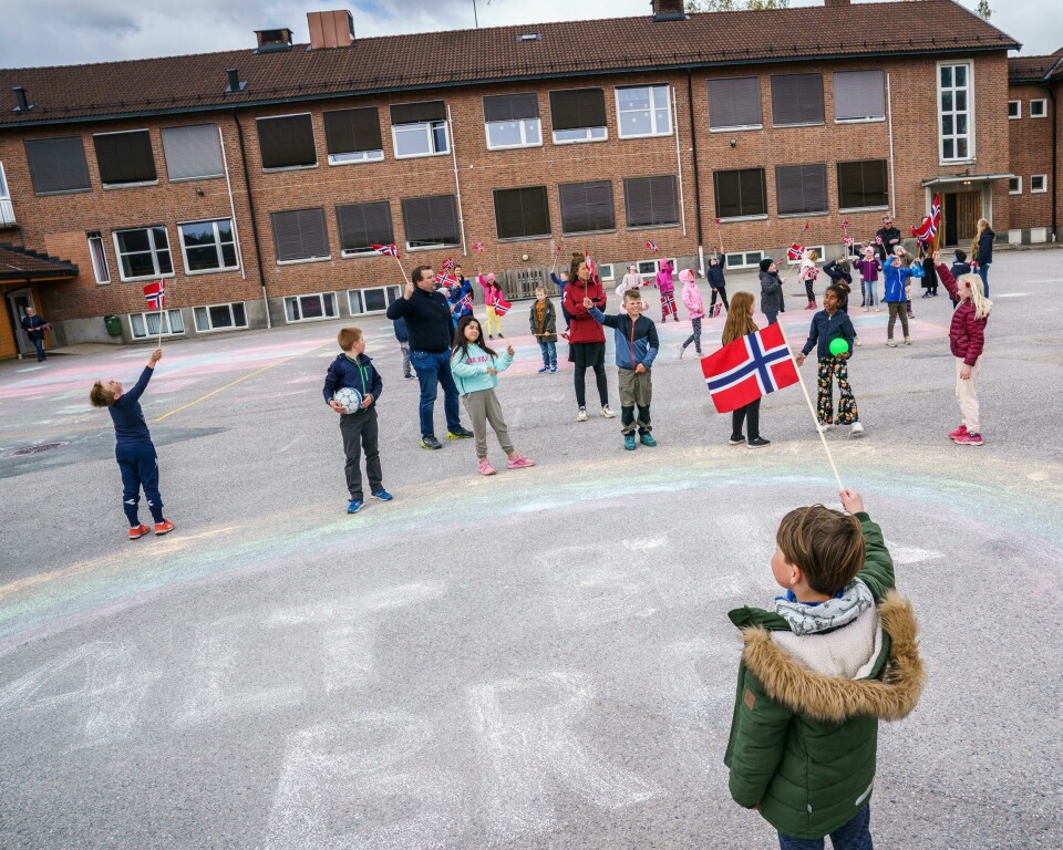 Indre Østfold ble ny, sammenslått kommune ved nyttår og gledet seg til å feire sin første 17. mai sammen. Nå har de brukt flere uker på en forhåndsfeiring – som blir sendt via stream til kommunens befolkning. Innspilling av 17. mai-feiring i Indre Østfold kommune. Hovin skole