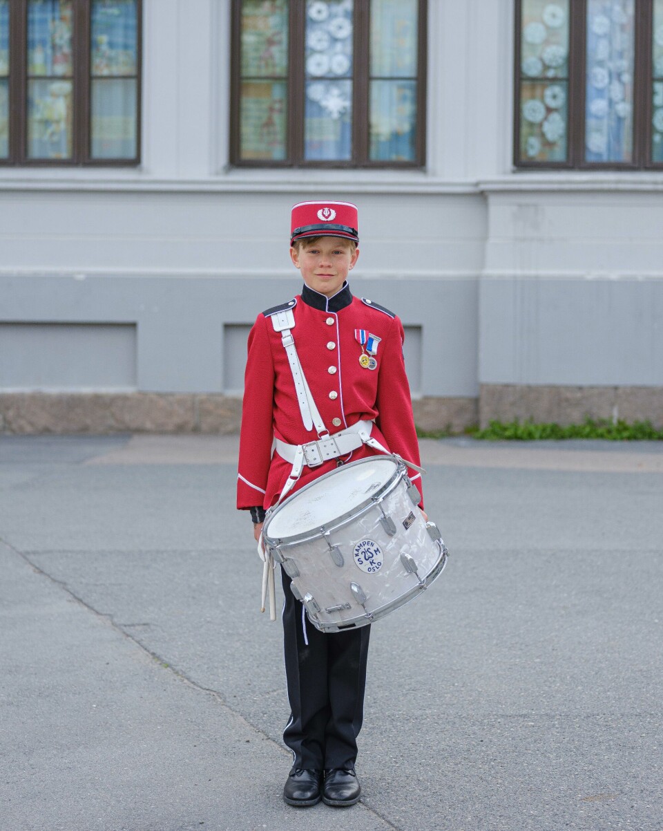 Korpsmusiker og trommeslager Karl William Solberg Martinsen (snart 11) innrømmer at nasjonalsangen er ganske slitsom å spille. Korpsmusiker og trommeslager Karl William Solberg Martinsen (snart 11) innrømmer at nasjonalsangen er ganske slitsom å spille.