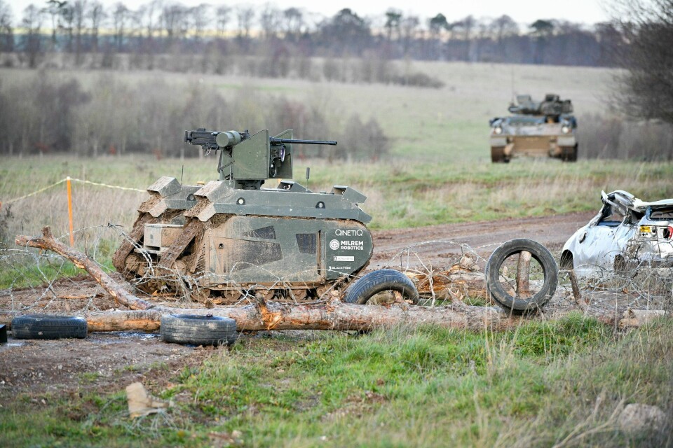 Ein UGV; unmanned ground vehicle - ubemanna bakkekjøretøy, blir vist fram under øvinga Autonomous Warrior i Storbritannia. UGV-en er utstyrt med eit maskingevær.