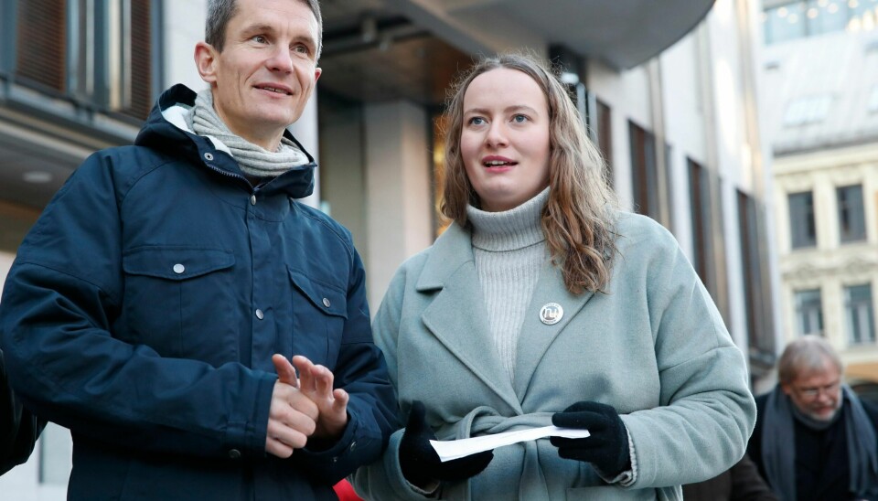 Truls Gulowsen i Greenpeace Norge og Ingrid Skjoldvær i Natur og Ungdom ønsker at domstolene skal vurdere om norsk oljepolitikk er i strid med Grunnloven. Her er de utenfor Oslo Tinghus da saken startet i tingretten. I november blir den behandlet av Høyesterett.