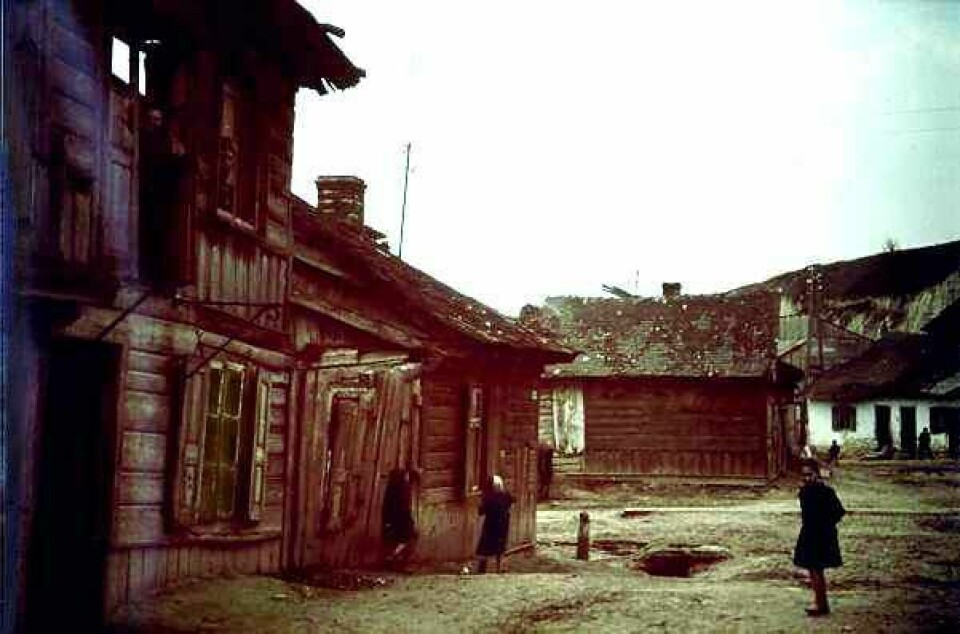 Hit til gettoen i byen Izbica søraust i Polen, kjem Alfred Landecker i 1942. Gettoen var ein transittleir for konsentrasjonsleirane Bełżec og Sobibór. Landecker blir drepen kort tid etter at han kjem til Polen. Hit til gettoen i byen Izbica søraust i Polen, kjem Alfred Landecker i 1942. Gettoen var ein transittleir for konsentrasjonsleirane Bełżec og Sobibór. Landecker blir drepen kort tid etter at han kjem til Polen.
