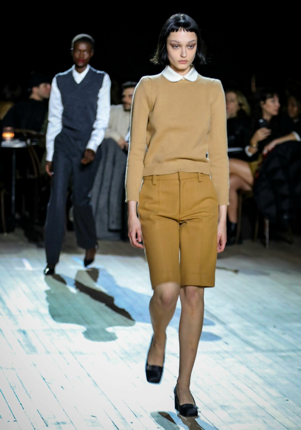 Modellar på scenen i februar under ei visning for motehuset Marc Jacobs, som er eigd av JAB Holding. The latest fashion creation from Marc Jacobs is modeled during New York's Fashion Week, Wednesday Feb. 12, 2020. (AP Photo/Bebeto Matthews)