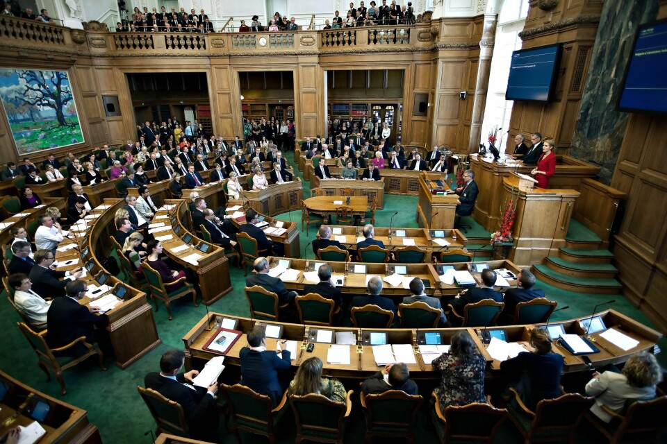 FOLKETINGET: Danmarks regjering vil likevel ikke godta opphold for evakuerte afghanere som har flere koner eller mindreårige ektefeller. Her det Folketingets 179 medlemmer samlet i en annen sammenheng. dk