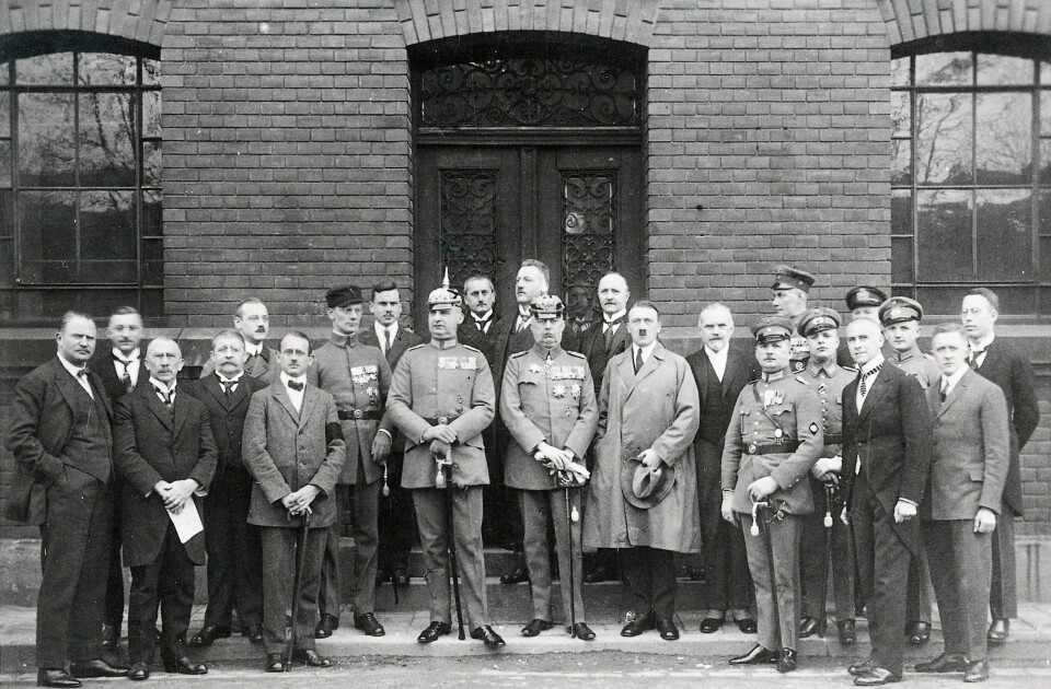 I 1923 stod Adolf Hitler i spissen for det såkalla ølkjellarkuppet i München. Året etter starta rettssaka mot Hitler, men han blei benåda. Her frå rettssaka i 1924, Hitler saman med ei rekkje andre nazistar, frå venstre i uniform: Friedrich Weber, Hermann Kriebel, Erich Ludendorff, Adolf Hitler, Wilhelm Brueckner, Ernst Roehm, Heinz Pernet, Wilhelm Frick (i sivil) og Robert Wagner.
