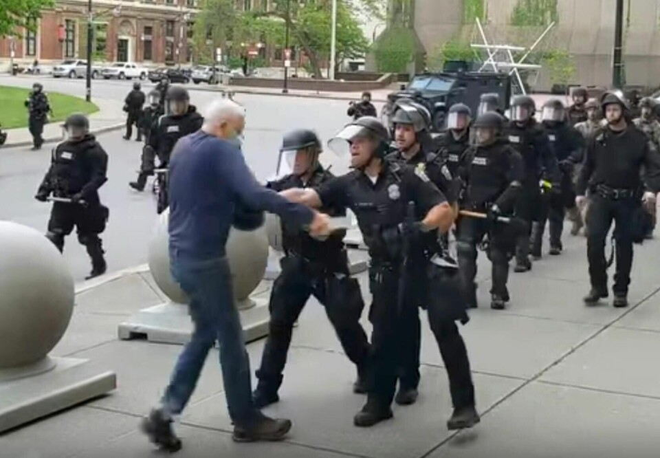 75-årige Martin Gugino ble alvorlig skadd da han ble dyttet av to politifolk og slo hodet i asfalten i forrige ukes protester i Buffalo i delstaten New York. – Kan det være iscenesatt, tvitret Donald Trump.