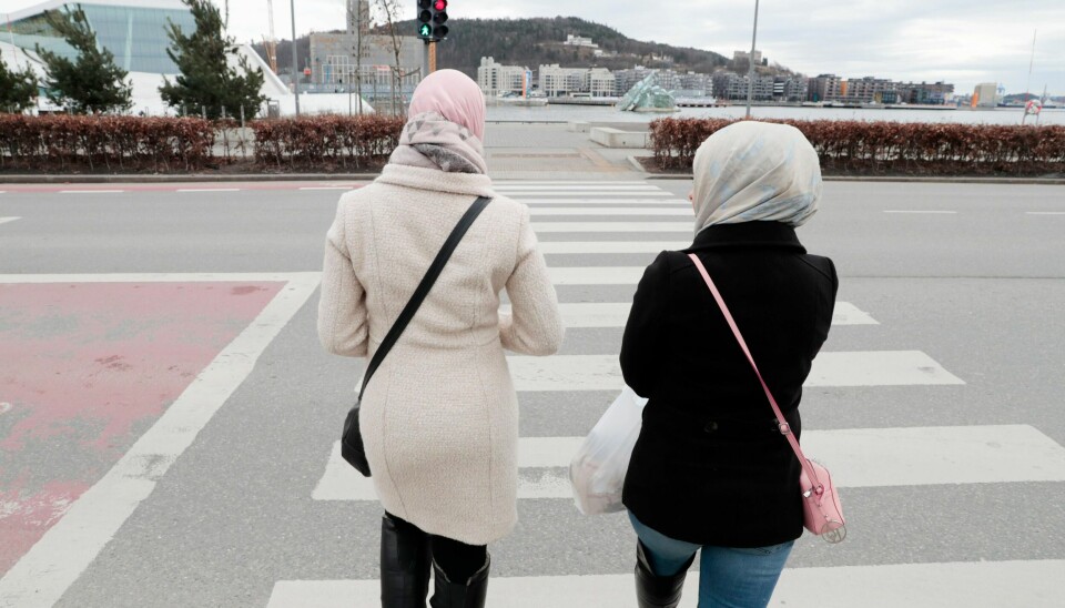 Samtidig som norske muslimer er redde, og mennesker med mørk hudfarge må finne teknikker for å håndtere rasismen, foregår det en offentlig diskusjon om hvorvidt vi faktisk har rasisme i Norge. Kan vi leve med dette?