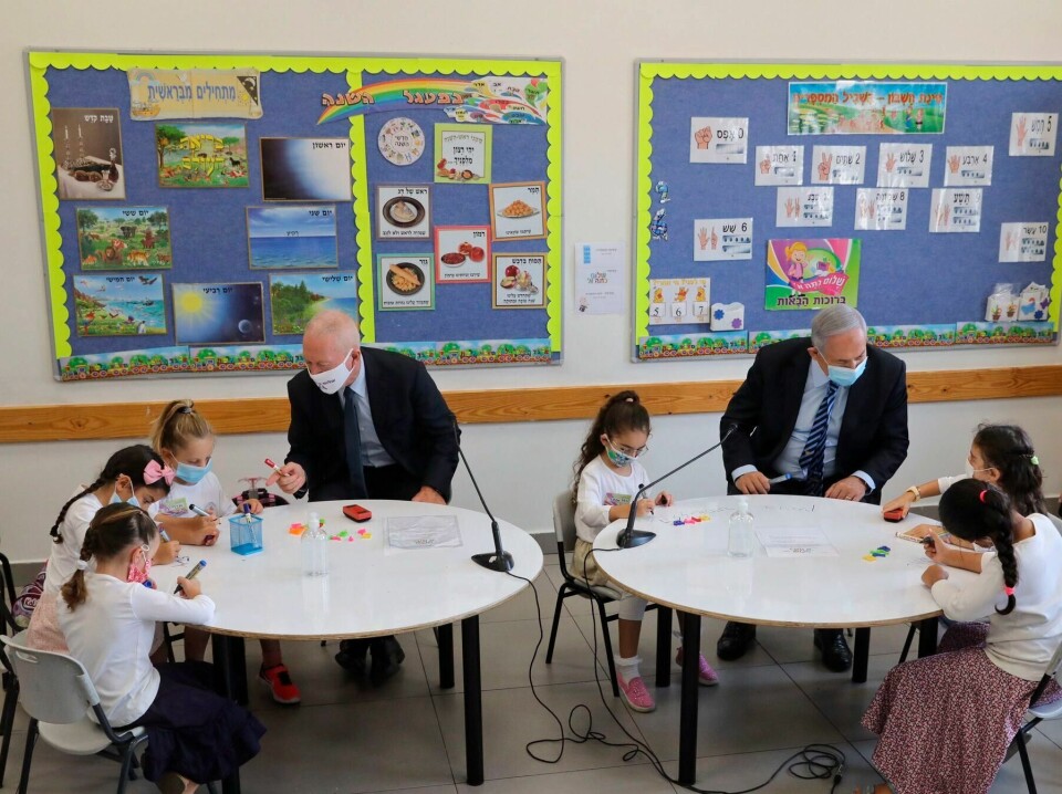 Israels utdanningsminister Yoav Galant og statsminister Benjamin Netanyahu under et skolebesøk i fjor. Israels utdanningsminister Yoav Galant og statsminister Benjamin Netanyahu under et skolebesøk i fjor.