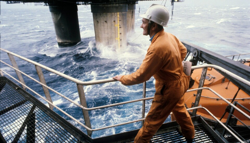 NORDSJØEN: I 1979 viste Statoils konstruksjonssjef Svein Henriksen fram oljeplattformen Statfjord A og boligplattformen Polymariner. NORDSJØEN 19791030 Oljeboringsplattformen Statfjord A. Statoils konstruksjonssjef Svein Henriksen på vei fra Statfjord A til boligplattformen Polymariner. Foto: Knut Nedrås / NTB / NTB