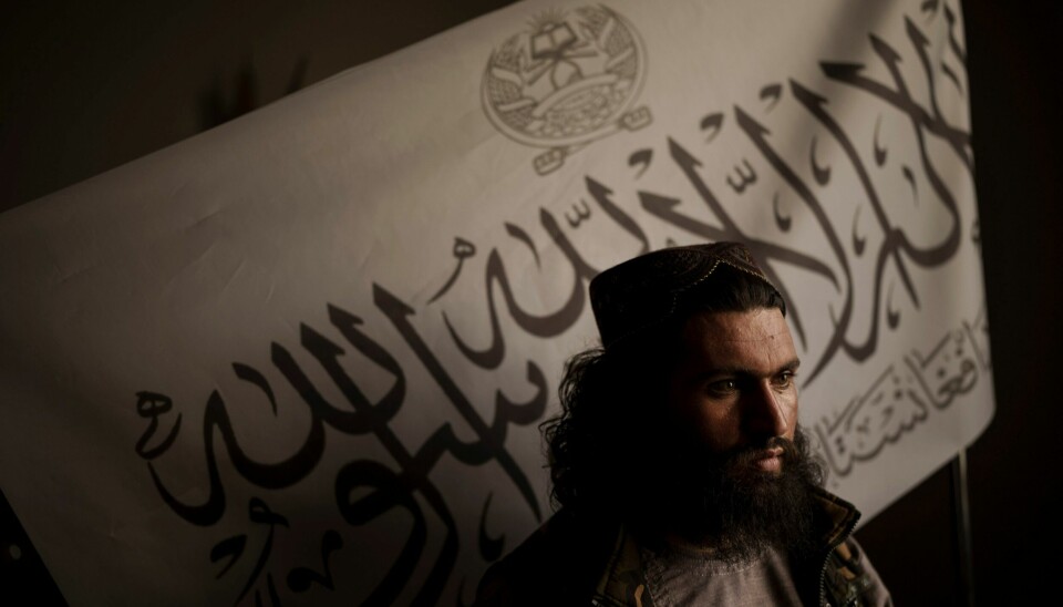 Verdens ledere er i villrede når det gjelder forholdet til Taliban og hva de bør gjøre for å avhjelpe den humanitære krisen og trusselen fra IS. Her er Talibans politisjef Shirullah Badri foran et Taliban-flagg under et intervju i Kabul. Foto: Felipe Dana / AP / NTB Verdens ledere er i villrede når det gjelder forholdet til Taliban og hva de bør gjøre for å avhjelpe den humanitære krisen og trusselen fra IS. Her er Talibans politisjef Shirullah Badri foran et Taliban-flagg under et intervju i Kabul. Foto: Felipe Dana / AP / NTB