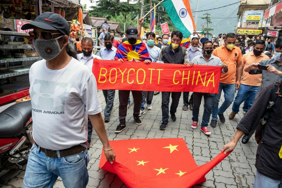 Før helgen protesterte eksil-tibetanere og lokale indere i Dharmsala mot den kinesiske regjeringen, etter bitre grensekamper med flere titalls drepte soldater. Mange indere krever boikott av samkvem og handel med Kina.