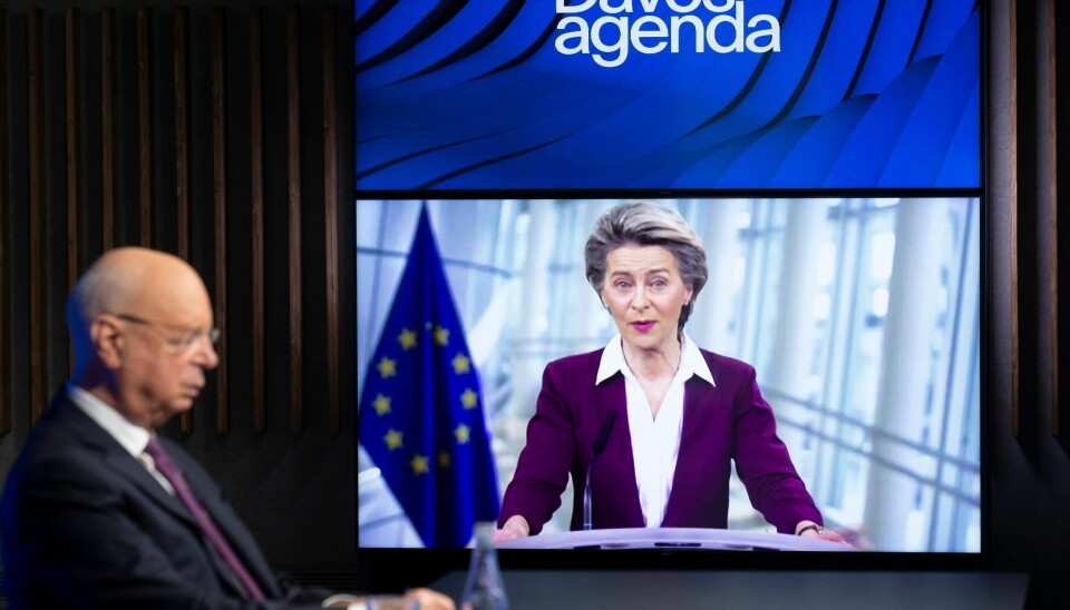 VERDENSLEDERE: German Klaus Schwab (t.v) gründer av World Economic Forum, lytter til Ursula von der Leyen, EU-kommisjonens president. Miljøforsker Garry Peterson utfordrer verdensledere til å tenke radikalt nytt for at de i framtiden skal ha gode samfunn det også går an å tjene penger i.