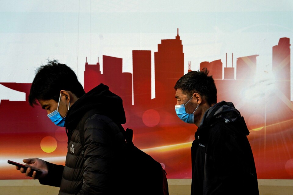 Det er et år siden de første meldingene kom om et nytt, mystisk virus i den kinesiske byen Wuhan. Kina la i den avgjørende første fasen lokk på informasjon om koronaviruset, men stengte effektivt ned sitt eget samfunn. Et år senere er Kina blant landene som har kommet seg best gjennom pandemien, og landet haler nå sterkt innpå USA som verdens største økonomi.