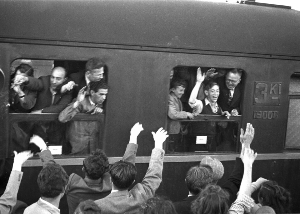 OSLO, JUNI 1949: Norge har anerkjent staten Israel og norske jøder emigrerer. Her vinker de farvel til venner og kjente ved avreise fra Oslo. Norske jøder