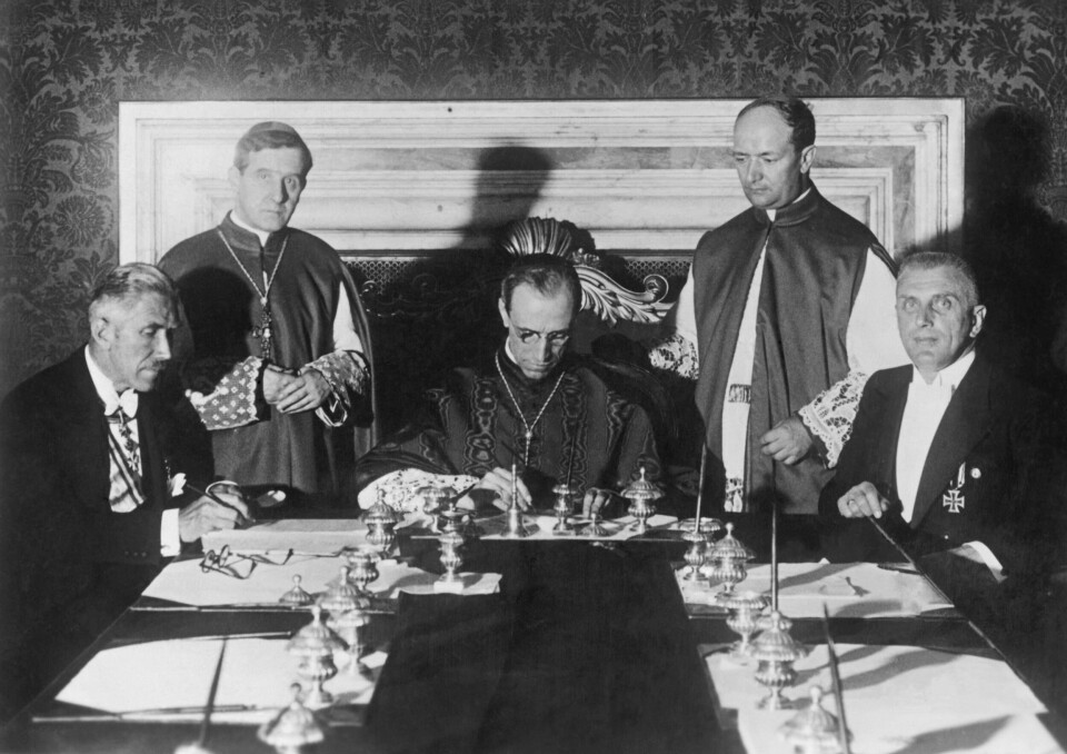 BÅND TIL DET TREDJE RIKET: I 1933 signerte kardinalsekretær Eugenio Pacelli, senere pave Pius XII, (i midten) rikskonkordatet med nazistene. Til venstre i bildet sitter Franz von Papen som spilte en sentral rolle i dannelsen av Adolf Hitlers regjering. Pave Pius xii