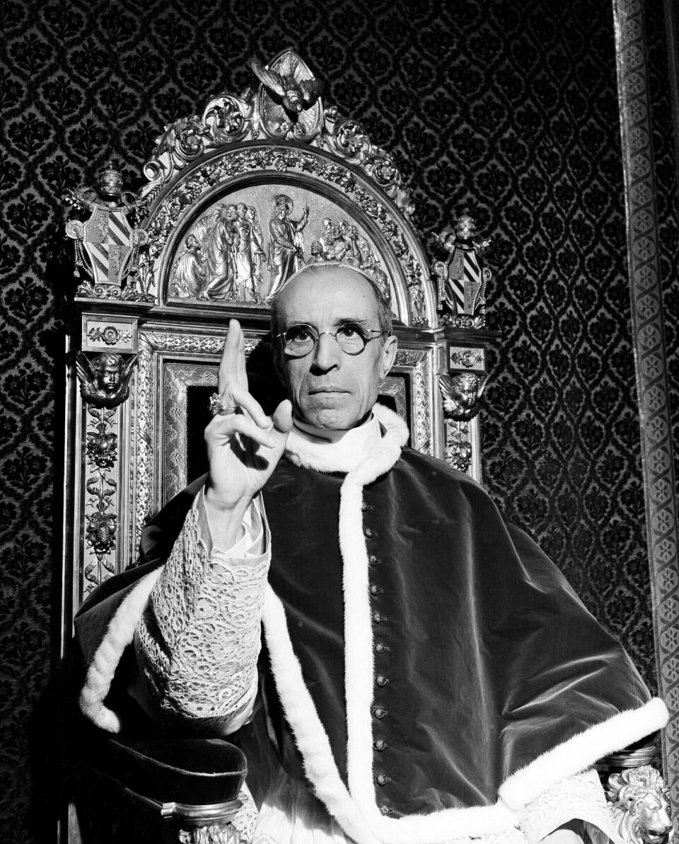 OMSTRIDT: Pius XII har blitt kalt for «Hitlers pave». På dette bildet fra 1945 løfter han sin høyre hånd i en velsignelse. Pius xii