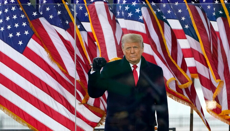 OPPILDNET: Her er avtroppende president Donald Trump fotografert under talen han holdt onsdag, da han oppfordret sine tilhengere til å gå mot Kongressen og Capitol Hill. Etter opprøret er han utestengt fra sosiale medier, og lover i dag en fredelig maktovertakelse. President Donald Trump arrives to speak at a rally Wednesday, Jan. 6, 2021, in Washington. (AP Photo/Jacquelyn Martin)
