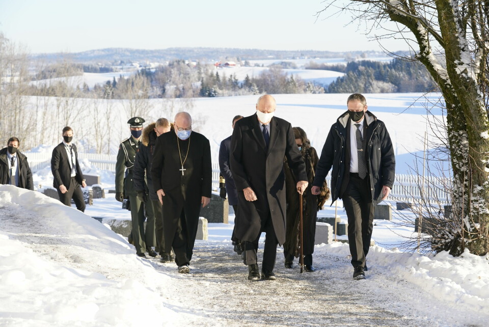 BESØKTE GJERDRUM: Kong Harald, dronning Sonja og kronprins Haakon besøker Gjerdrum kirke i forbindelse med jordraset i Ask i Gjerdrum. T.v. biskop i Borg, Atle Sommerfeldt. Gjerdrum 20210103. Kong Harald, dronning Sonja og kronprins Haakon tenner lys i Gjerdrum kirke for å minnes ofrene etter jordraset i Ask.Foto: Lise Åserud / NTB / POOL