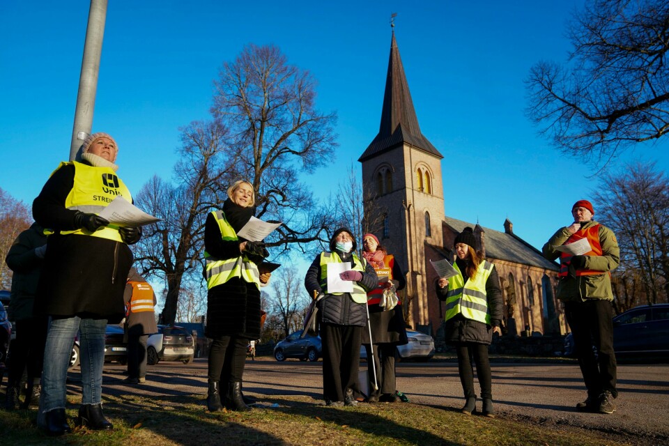 STREIK: Streikende prester, diakoner, kirkemusikere og andre kirkeansatte fra hele Oslo-området var julaften samlet til en streikemarkering utenfor Asker kirke. Foto: Fredrik Hagen / NTB Asker 20201224. Streikende prester, diakoner, kirkemusikere og andre kirkeansatte fra hele Oslo-området er samlet til en streikemarkering utenfor Asker kirke julaften.Foto: Fredrik Hagen / NTB