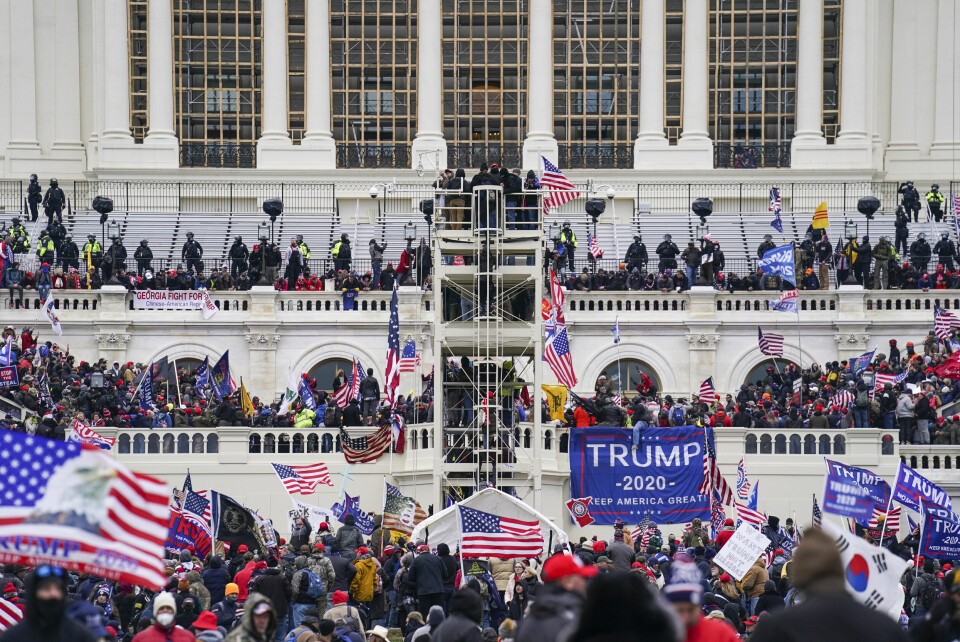 Trump supporters gather outside the Capitol, Wednesday, Jan. 6, 2021, in Washington. As Congress prepares to affirm President-elect Joe Biden's victory, thousands of people have gathered to show their support for President Donald Trump and his claims of election fraud. (AP Photo/John Minchillo) Bilde fra Trump-demo