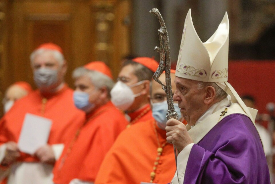 ENDRAR LOVA: Pave Frans har endra kyrkjelova slik at kvinner kan bli tildelte fleire oppgåver under messa, men dei får ikkje bli prestar. Foto: Gregorio Borgia / AP / NTB