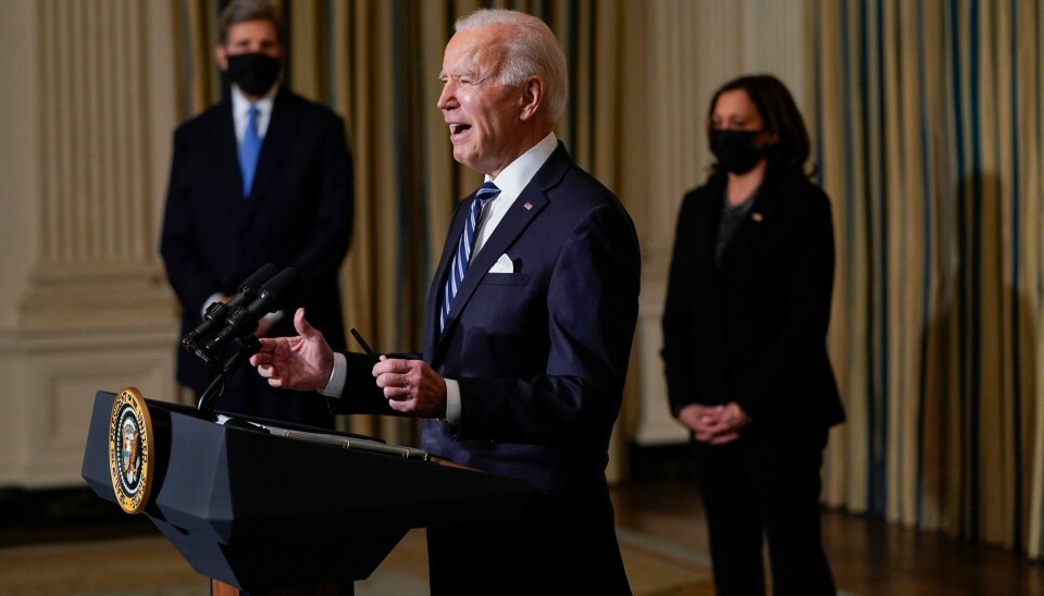 VISER MAKT: President Joe Biden orienterte om sin beslutning om midlertidig stans i olje- og gassleting på en pressekonferanse i Det hvite hus onsdag. I bakgrunnen står USAs klimautsending John Kerry og visepresident Kamala Harris. Foto: Evan Vucci / AP / NTB