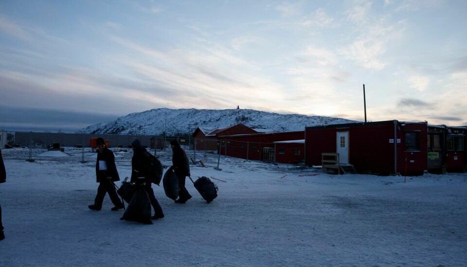 GRENSER: Flyktninger ankommer Kirkenes i 2015. Hit ble flyktningene sendt som passerte den norsk-russiske grensen på Storskog. På slutten av 2015 bestemte regjeringen at flere asylsøkere skulle få avslag uten realitetsbehandling. Leder om asylinstituttet