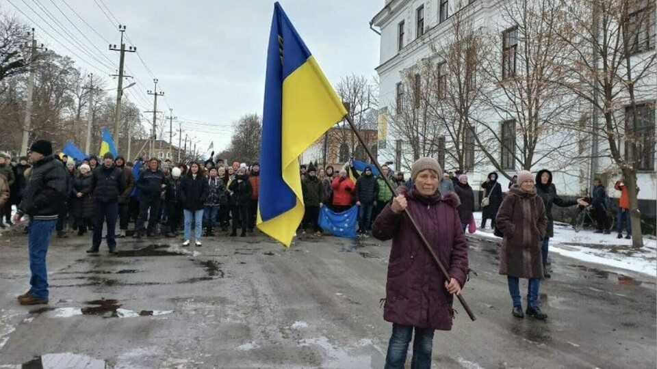 ØST-UKRAINA: Denne kvinnen som står i front av demonstrantene i Starobilsk, en av de russiskokkuperte byene i øst i Ukraina, har blitt et symbol på motstanden de russiske styrkene møter.s En kvinne i Starobilsk, en av de russiskokkuperte byene i øst i Ukraina, demonstrerer mot de russiske styrkene.