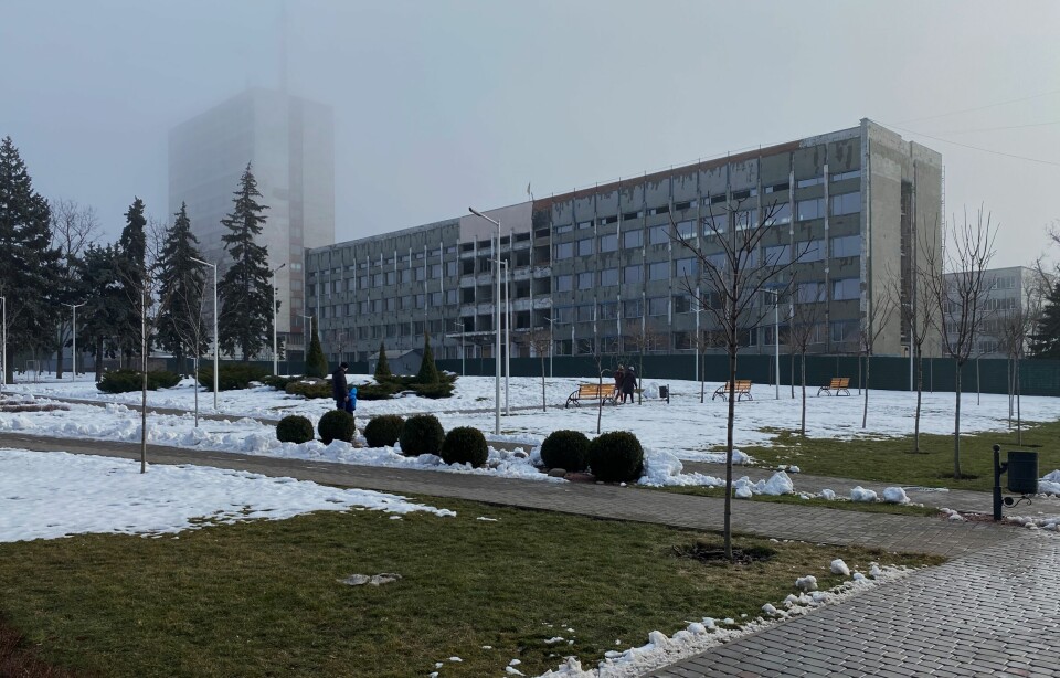 RUSTES OPP: Ungdommer i Mariupol mener byen har blitt penere de siste årene, men fortsatt er hovedinntrykket grått og trist, mye på grunn av tunginsdustrien i nærområdene. Her er rådhuset i byen. Ungdommer i Mariupol, Ukraina