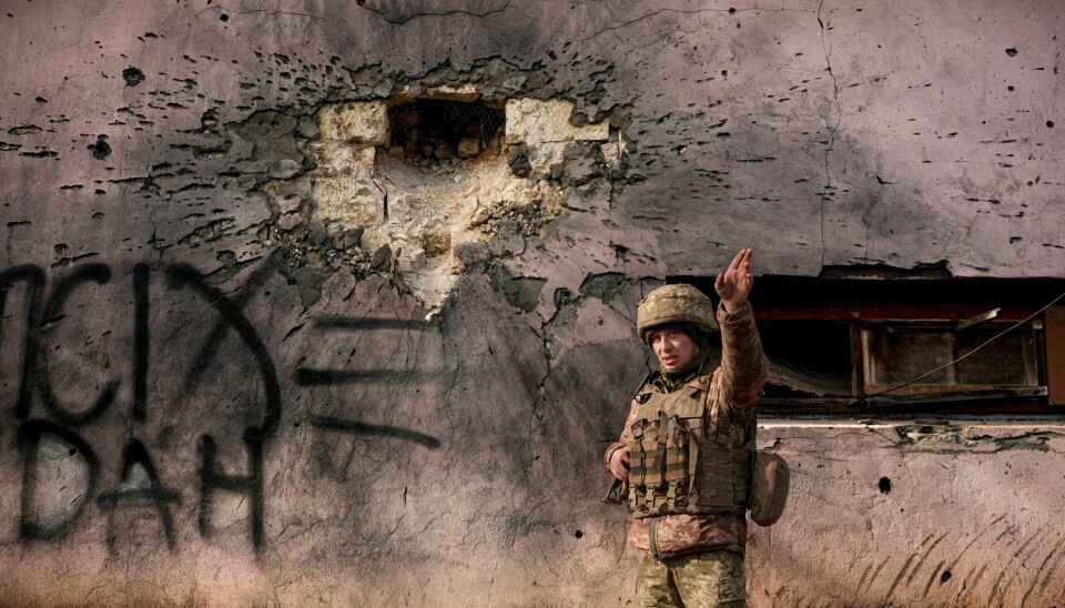 En ukrainsk soldat viser fram en bygning som ble truffet av et granatangrep nær frontlinjen i Donbas. Foto: Vadim Ghirda / AP / NTB En ukrainsk soldat viser fram en bygning som ble truffet av et granatangrep nær frontlinjen i Donbass. Foto: Vadim Ghirda / AP / NTB