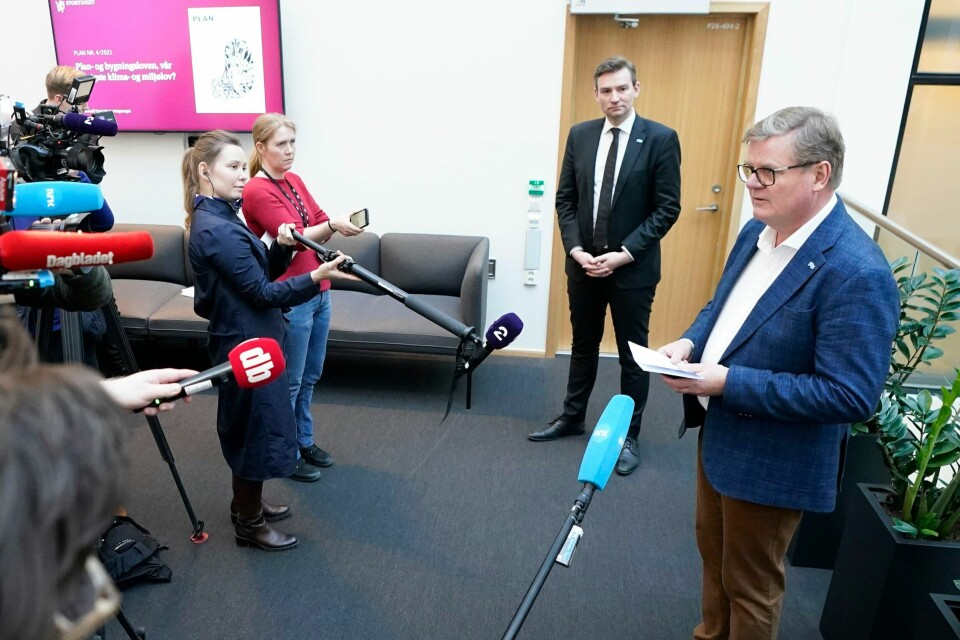 Valgkomiteens leder og fylkesleder i Agder Høyre, Harald Furre (t.h.) holder en kort innledning under et pressetreff om valgkomiteens innstilling til nytt arbeidsutvalg og sentralstyre i Stortingskvartalet. Henrik Asheim står til venstre for Furre. Foto: Lise Åserud / NTB Valgkomiteens leder og fylkesleder i Agder Høyre, Harald Furre (t.h.) holder en kort innledning under et pressetreff om valgkomiteens innstilling til nytt arbeidsutvalg og sentralstyre i Stortingskvartalet. Henrik Asheim står til venstre for Furre. Foto: Lise Åserud / NTB