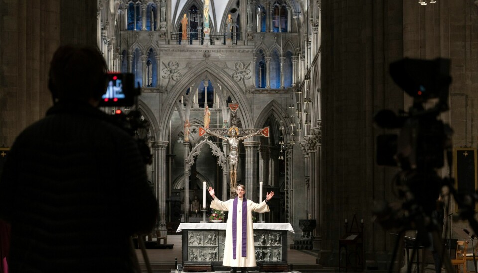 Nå blir det enda enklere å strømme gudstjenester. Her under gudstjeneste i Nidaros domkirke palmesøndag i fjor. Den ble streamet og tv-overført i tom kirke.