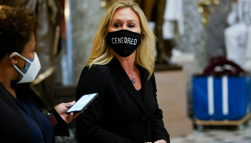 Kongressrepresentant Marjorie Taylor Greene har mange kontroversielle meninger og oppfatninger. På dette bildet tatt 13. januar har hun på seg et munnbind med teksten «sensurert». Foto: Susan Walsh / AP / NTB