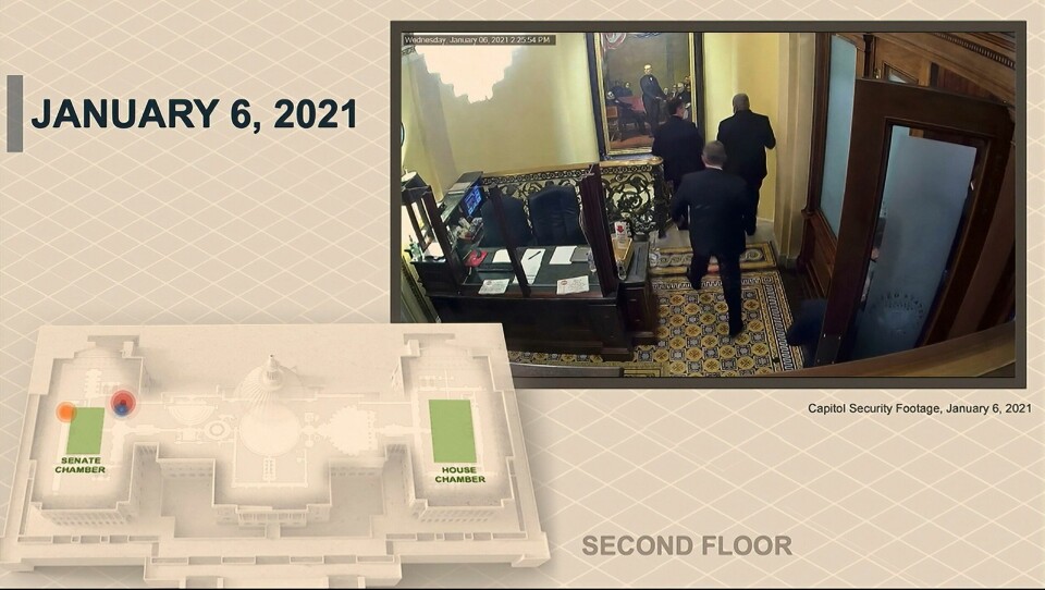 EVAKUERT: En av videoene som ble lagt fram i Senatet, viser Mike Pence og andre bli evakuert til et trygt sted. Foto: Senate Television via AP / NTB