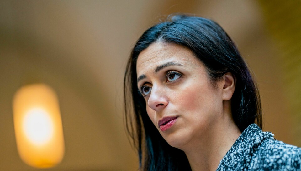 HARDT VÆR: Kritikken mot arbeids- og inkluderingsminister Hadia Tajik (Ap) fortsetter etter avsløringene om leiekontrakten hun leverte inn da hun fikk tildelt pendlerbolig i 2006. Foto: Stian Lysberg Solum / NTB