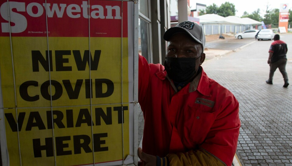 NY VIRUSVARIANT: En ansatt på en bensinstasjon i Pretoria i Sør-Afrika, søndag. Avisa Sowetan bringer nyheter om den nye virusvarianten. NY VIRUSVARIANT: En ansatt på en bensinstasjon i Pretoria i Sør-Afrika, søndag. Avisa Sowetan bringer nyheter om den nye virusvarianten.