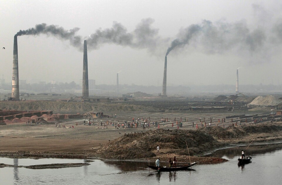 DHAKA: Hovedstaden i Bangladesh har figurert øverst på listen over byer med dårligst luftkvalitet i verden. Smoke emits from chimney as Bangladeshi workers work at a bricks field on the outskirts of Dhaka, Bangladesh, Saturday, Dec. 8, 2012. The workers earn less than US$2 a day. (AP Photo/A.M. Ahad)