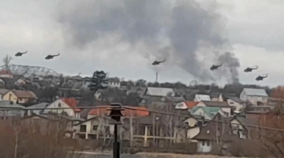 KYIV: Et stillbilde fra en video sluppet av det ukrainske politidepartementets pressekontor viser det som skal være russiske helikopter over Kyiv. Ukraina