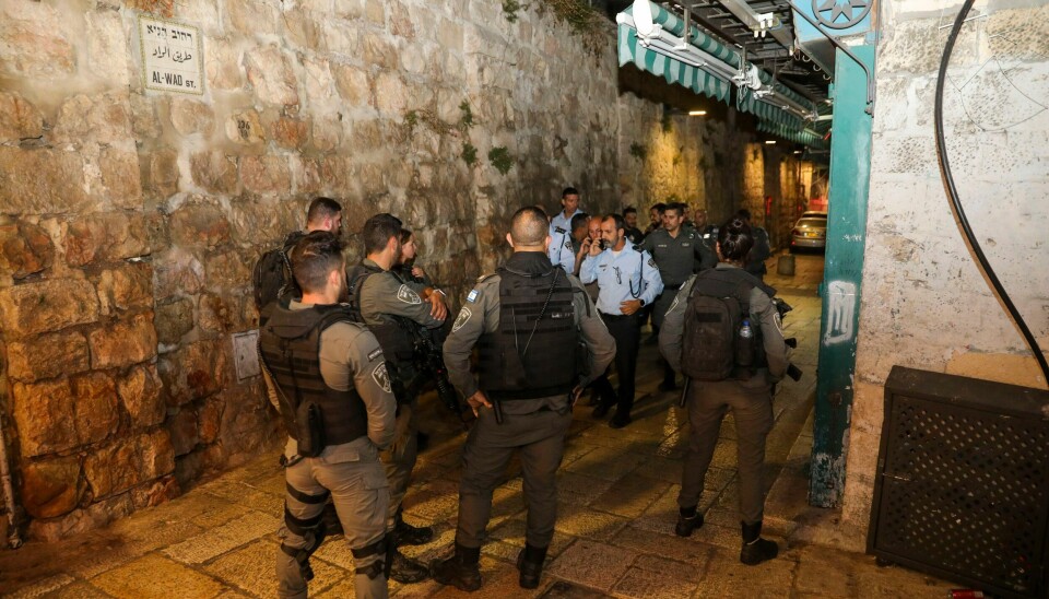 ANGREP : Israelske politifolk etter det forrige angrepet i gamlebyen, som skjedde onsdag. Også da ble angriperen, en palestinsk 16-åring bosatt i israelskokkuperte Øst-Jerusalem, skutt og drept på stedet. Israelsk politi undersøker åstedet der knivangrepet fant sted i Gamlebyen i Jerusalem onsdag. Foto: Mahmoud Illean / AP / NTB