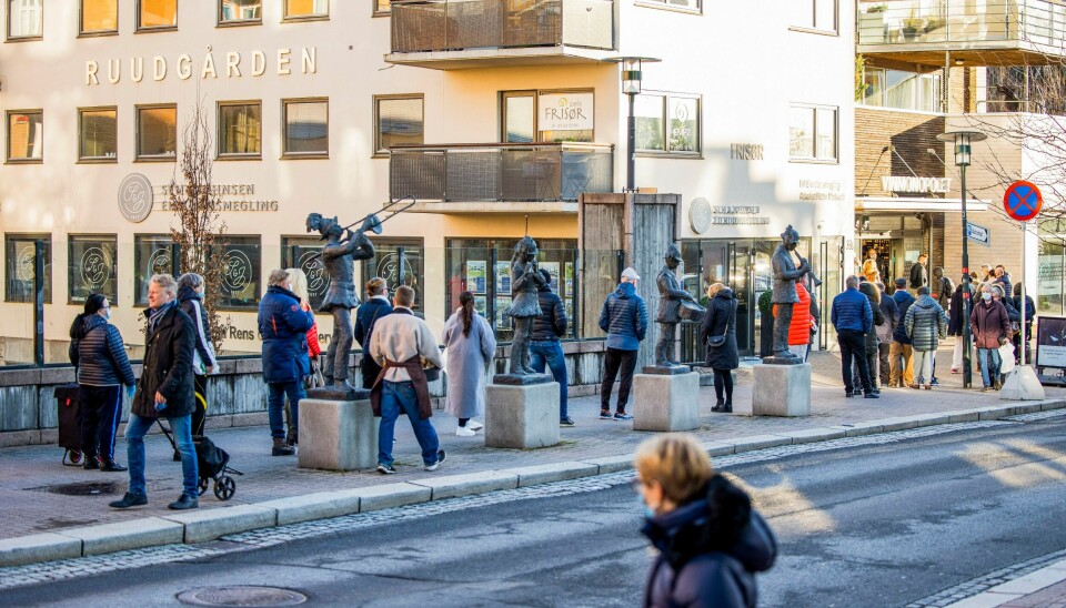 Koronatiltaka har ført til den største reduksjonen av CO2-utslepp nokon gong. Denne polkøen i Bekkestua går neppe ut i CO2-pluss. Foto: Jil Yngland / NTB