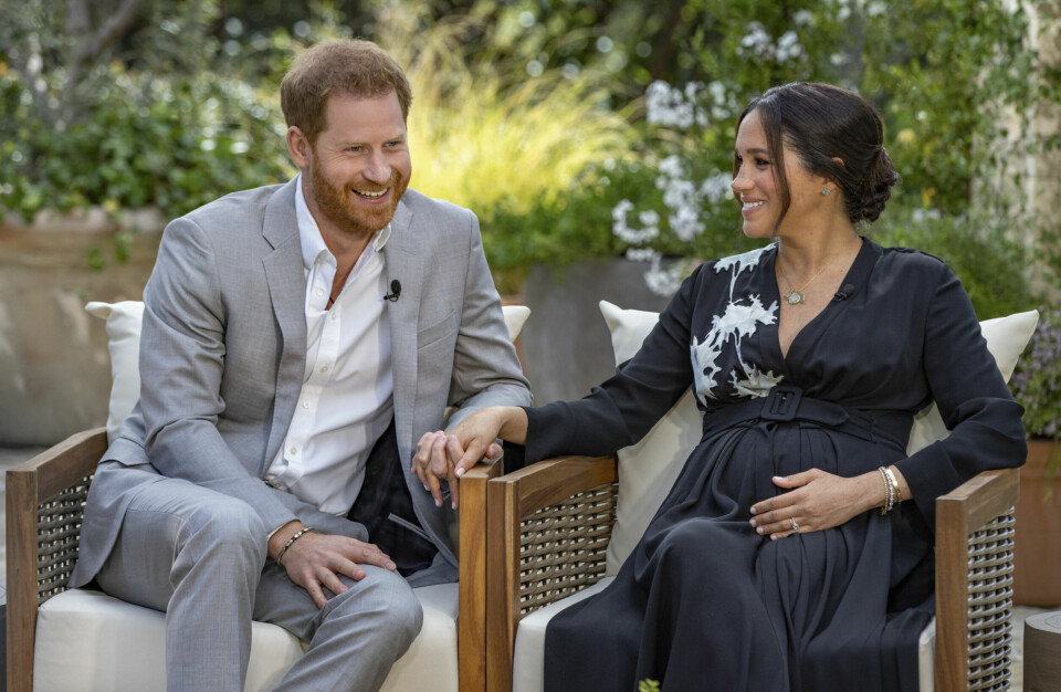 OPRAH: Søndag kveld gikk det mye omtalte intervjuet med prins Harry og hertuginne Meghan på lufta. Deres kritikk av det britiske kongehuset har fått massiv oppmerksomhet.