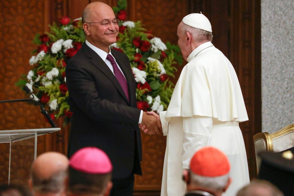 Iraks president Barham Salih hilser pave Frans velkommen i presidentpalasset i Bagdad. Foto: Andrew Medichini / AP / NTB