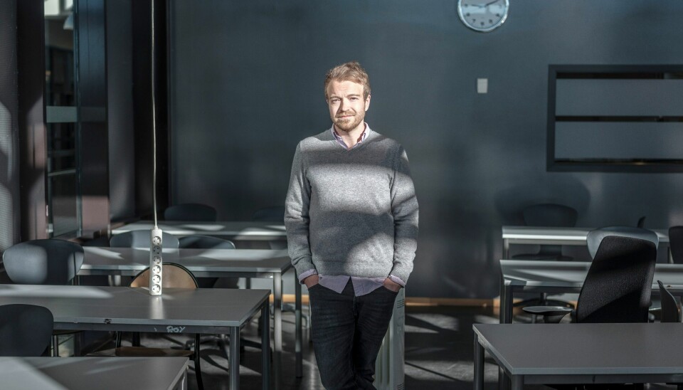 ETT ÅR MED KORONA: – De unge ligger våkne om nettene og grubler. Kjenner på nederlag og anklager seg selv., fastslår psykolog Lars Halse Kneppe, i elevtomt klasserom på Persbråten videregående skole. Lars Halse Kneppe