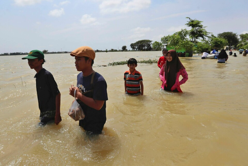 FLYKTET FRA FLOM: Tusenvis av mennesker ble evakuert som følge av flom i Bekasi i Indonesia i februar i år. Rundt 60 prosent av dem som måtte forlate sine hjem som følge av oversvømmelse eller tørke, bor i Asia.