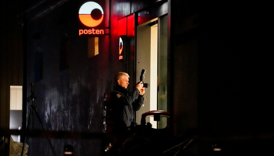 Politiet på Kongsberg onsdag kveld. Foto: Torstein Bøe / NTB Politiet tar bilder inn på Coop Extra-butikken der deler av hendelsen skjedde. Foto: Torstein Bøe / NTB