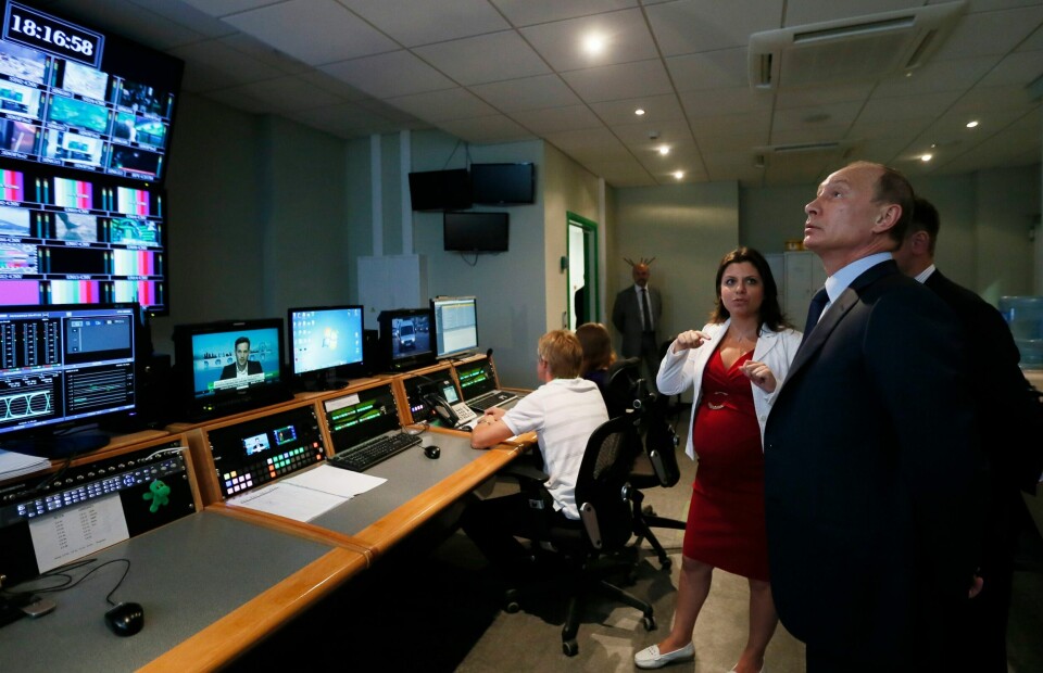 NYHETER: Vladimir Putin besøker redaksjonen til fjernsynskanalen Russia Today i Moskva. Den engelskspråklige kanalen har minst 15 ganger fått kritikk fra det britiske medietilsynet Ofcom, og ved én anledning en bot på 2,3 millioner kroner for ikke å ha dekket saker på en journalistisk forsvarlig måte. Russian President Vladimir Putin, right, visits the new headquarters of 'Russia Today' TV channel in Moscow, Russia, Tuesday, June 11, 2013. (AP Photo/Yuri Kochetkov, Pool)