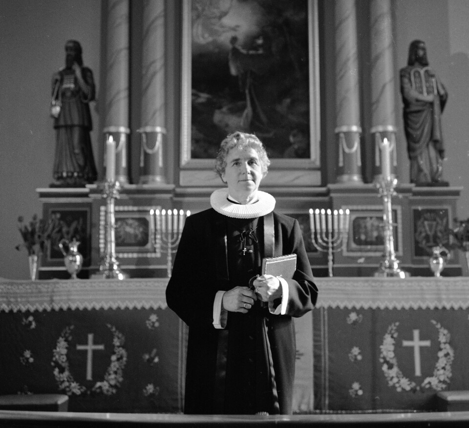 Ingrid Bjerkås ordineres til prest i Vang kirke i Hamar i 1961 av biskop Schjelderup. Bjerkås ved alteret under ordinasjonen. HAMAR 19610319 Cand. teol. Ingrid Bjerkås ordineres til prest. Ordinasjonen finner sted i Vang kirke i Hamar, og biskop Schjelderup forestår seremonien. Bjerkås ble dermed Norges første kvinnelige prest. Her Ingrid Bjerkås ved alteret under ordinasjonen. Foto: Stage / NTB / NTB