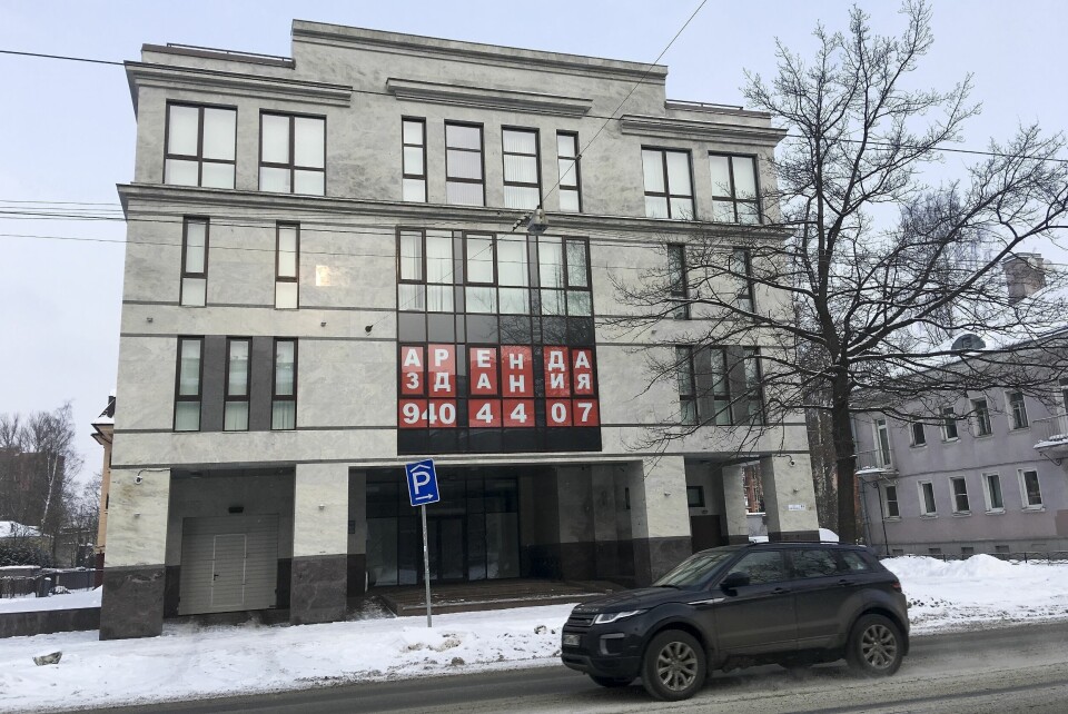 RUSSLAND: Her er den såkalte «trollfabrikken» i St. Petersburg. FILE - In this file photo taken on Saturday, Feb. 17, 2018, a view of the four-story building known as the 'troll factory' in St. Petersburg, Russia. Russian bots and trolls are deploying increasingly sophisticated and targeted tools. Yet experts say most online manipulation ahead of the midterms is coming from U.S. sources. (AP Photo/Naira Davlashyan, File)