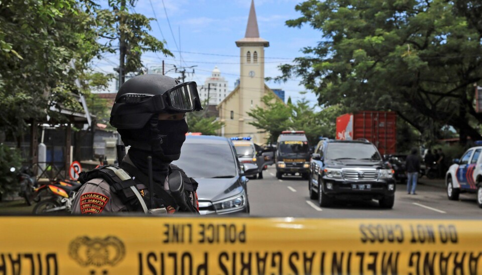INDONESIA: Eksplosjonen skjedde like før klokken 10.30 lokal tid, og det ble funnet kroppsdeler på stedet. Foto: Yusuf Wahil / AP / NTB Eksplosjonen skjedde like før klokken 10.30 lokal tid, og det ble funnet kroppsdeler på stedet. Politiet mener gjerningspersonen er død. Foto: Yusuf Wahil / AP / NTB